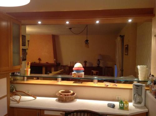 una cocina con un espejo grande sobre una encimera en Villa Kallia's, en Vília