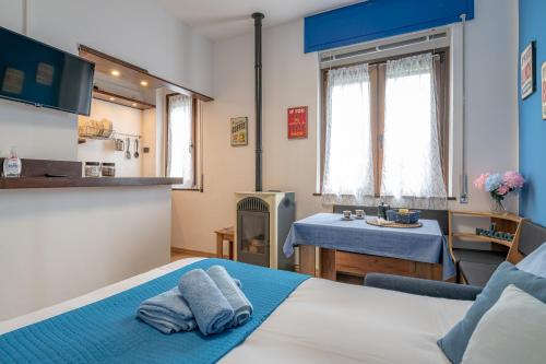 エルバにあるBilocale blue relaxのベッドルーム1室(ベッド1台付)、キッチン(テーブル付)