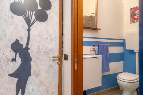 エルバにあるBilocale blue relaxの風船を持つ女性のステンシル付きバスルーム
