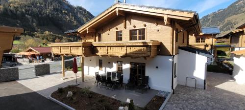 une maison en construction avec un toit dans l'établissement Hochalmbahnen Chalets Rauris 1-15 WE1, Maislaufeldweg 1o EG, à Rauris