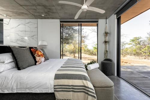 um quarto com uma cama e uma ventoinha de tecto em Garangani 360 - Self-Catering Villa em Golders Green