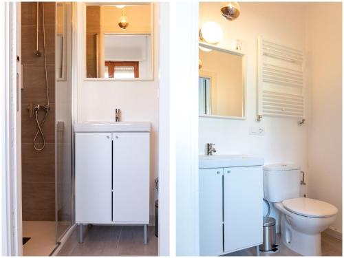 ein Badezimmer mit zwei Waschbecken und einem WC in der Unterkunft Charming holiday home in Sanxenxo with private terrace in Sanxenxo