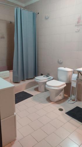 Rossio ao Sul do TejoにあるQuina'sHouseのバスルーム(トイレ、洗面台、シャワー付)