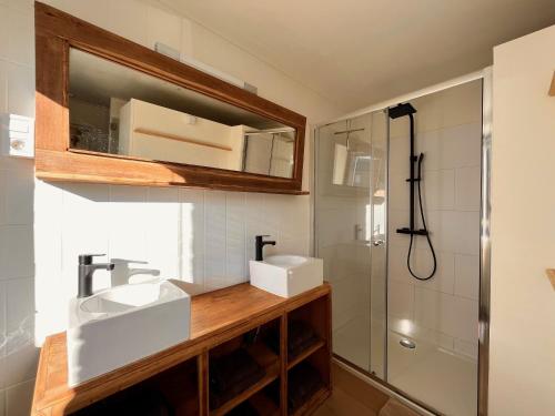 a bathroom with a sink and a shower at Gezellige Typisch Ardense woning met jacuzzi en grote afgesloten tuin in prachtige omgeving in Houffalize