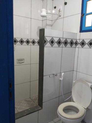 a bathroom with a toilet and a shower at Pousada do Veleiro Azul in Angra dos Reis