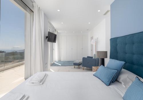 sypialnia z dużym łóżkiem i dużym oknem w obiekcie Villa Eliseo - private pool and sea views I 2400 w mieście San Roque
