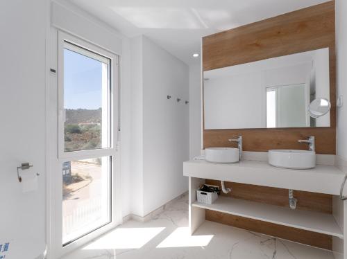 łazienka z 2 umywalkami i dużym lustrem w obiekcie Villa Eliseo - private pool and sea views I 2400 w mieście San Roque