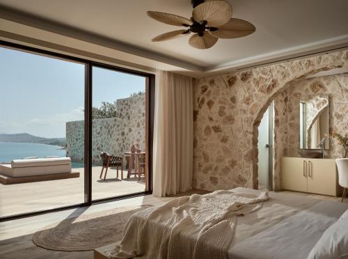 una camera da letto con un letto grande e una grande finestra di White Springs Retreat a Orthoniaí