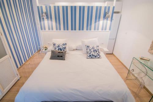 1 cama grande en una habitación con 2 almohadas en Estudio en zona centro de Granada, en Granada