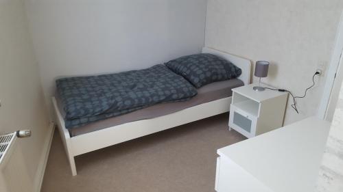 Dormitorio pequeño con cama con mesita de noche en Haus für Monteure bei Nina, en Herzberg am Harz