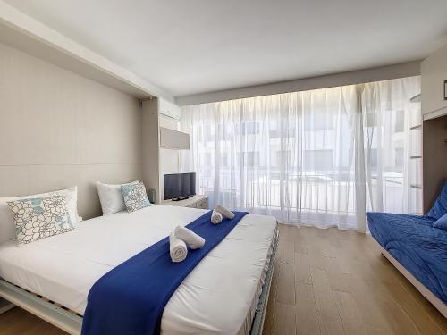 une chambre avec un grand lit avec des serviettes dessus dans l'établissement Nestor&Jeeves - THAIS BEACH - Central - Very close sea - Pedestrian zone, à Nice