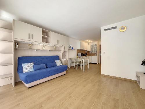 un salon avec un canapé bleu et une table dans l'établissement Nestor&Jeeves - THAIS BEACH - Central - Very close sea - Pedestrian zone, à Nice