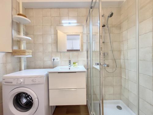 La salle de bains est pourvue d'un lave-linge et d'une douche. dans l'établissement Nestor&Jeeves - THAIS BEACH - Central - Very close sea - Pedestrian zone, à Nice
