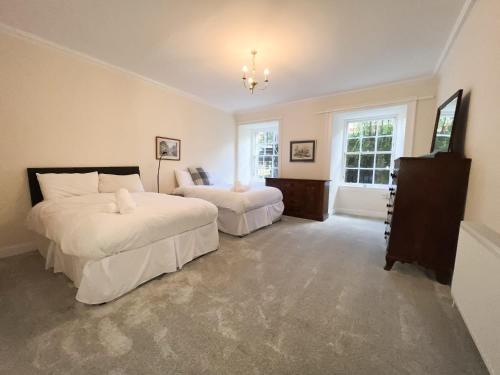 1 dormitorio con 2 camas y ventana en Spacious Flat Sleeps 8 near Princes Street en Edimburgo