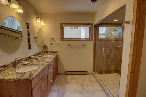 uma casa de banho com um lavatório e um chuveiro em Ski Run 201 em Keystone