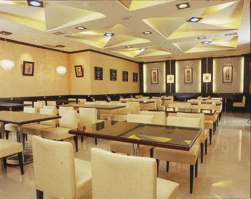 uma grande sala de jantar com mesas e cadeiras em Beidoo Hotel em Keelung