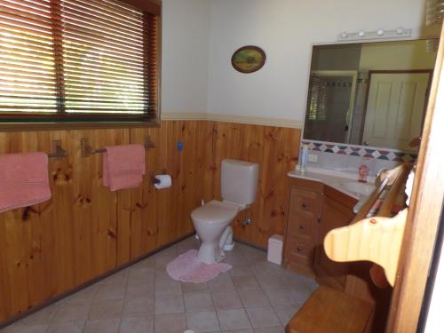 Kylpyhuone majoituspaikassa Bungadoo Country Cottage
