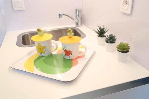 Paris 17ème - STUDIO compact 10m2 -110 sqf - coeur BATIGNOLLES - ideal SOLO traveler