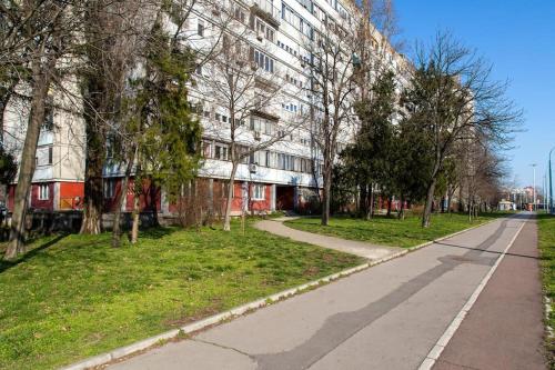 an empty street in front of a large building at Apartman Nelly - Fontana in Fontana