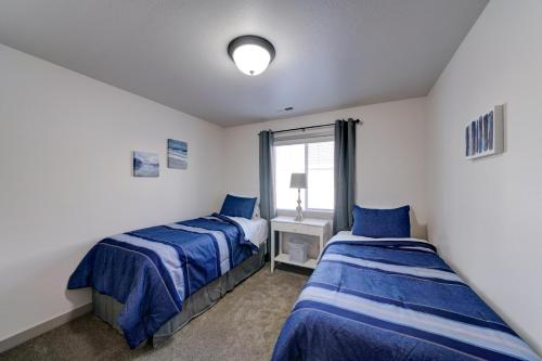 - une chambre avec 2 lits et une fenêtre dans l'établissement Family-friendly Suite with HotTub MemoryBeds SmartTV, à Vineyard