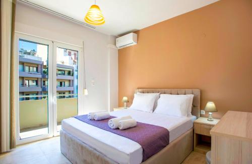 una camera da letto con un letto e due asciugamani di Comfy Central 1 Bedroom Apt with Terrace and View a Heraklion