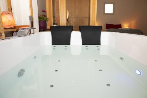 a white table with chairs in a room at Dépendance Ragaraja con sauna e idromassaggio in Pordenone