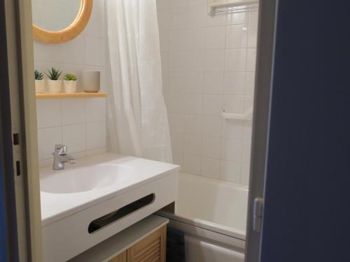 une salle de bain avec un lavabo, une baignoire et une douche dans l'établissement Appartement lumineux, 6 personnes avec balcon, parking, WiFi à 900m du centre de Châtel - FR-1-198-233, à Châtel