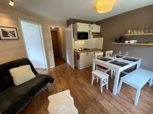 Appartement moderne avec terrasse, 6 personnes, parking inclus