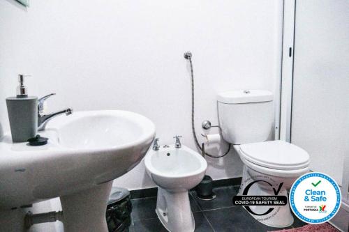 un bagno bianco con lavandino e WC di Bernardo's Place a Ponta Delgada