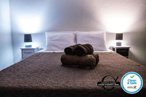 uma cama grande com duas almofadas em cima em Bernardo's Place em Ponta Delgada