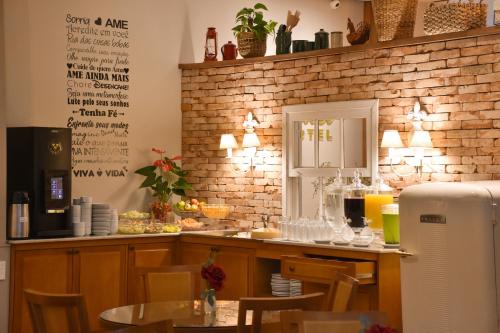 ein Restaurant mit einer Bar mit einer Theke mit Gläsern darauf in der Unterkunft Hotel Bertoluci in Gramado