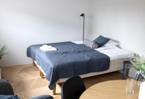 sypialnia z łóżkiem z niebieskim kocem w obiekcie 2ndhomes Beautiful & Modern Attic Studio in Kruununhaka w Helsinkach
