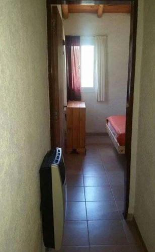 a room with a room with a bed and a television at El Encuentro in Tanti