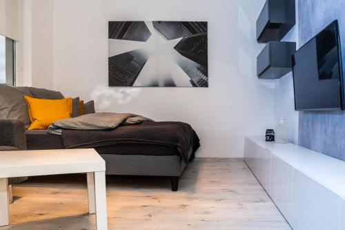 una sala de estar con sofá y una estrella en la pared en Apartment,private parking, balcony, smart check in, en Banská Bystrica