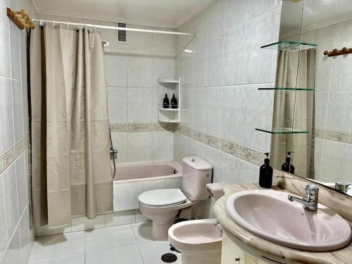 y baño con lavabo, aseo y bañera. en Agradable apartamento céntrico en Cangas en Cangas de Morrazo