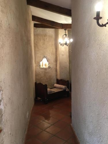 a hallway with a table and a couch in a room at Gite fabuleux Saint Michel in Muro