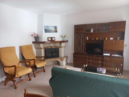 sala de estar con sofá y chimenea en Casa Tormes, en El Barco de Ávila