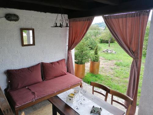 kanapę w pokoju ze stołem i oknem w obiekcie Kuća za odmor Anka w mieście Krapina