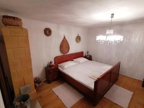 sypialnia z łóżkiem i żyrandolem w obiekcie Kuća za odmor Anka w mieście Krapina