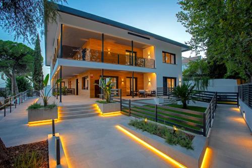 een huis met lichten aan de zijkant bij Genteel Home Arruzafa in Córdoba