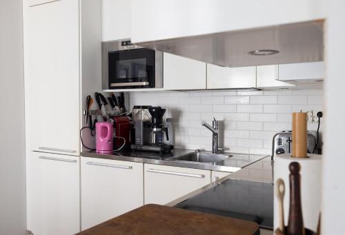 Η κουζίνα ή μικρή κουζίνα στο 2ndhomes Luxury Helsinki Center 2BR Apartment with Sauna