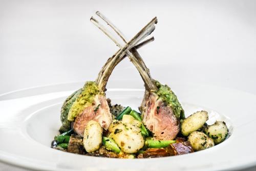 Comida en o cerca de este hotel
