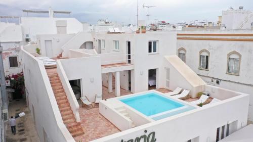 uma vista do telhado de uma casa com piscina em Casa dos Mercados em Olhão