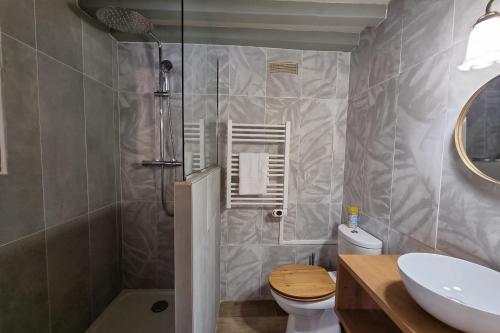 une salle de bain avec une douche, des toilettes et un lavabo dans l'établissement The Saint Jean Suite - Cozy for 2 - Center Honfleur with fireplace, à Honfleur