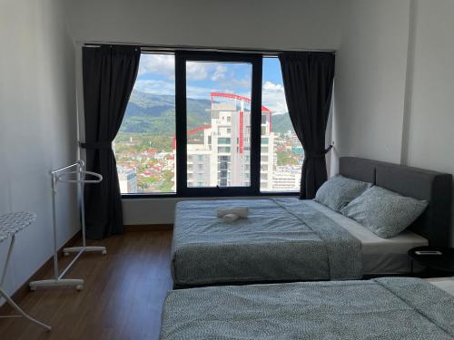 ein Schlafzimmer mit einem Bett und einem großen Fenster in der Unterkunft The Aspen, 3BR Cityview by WStay @Tropicana 218 Macalister in George Town