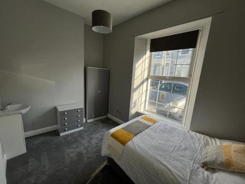 Postel nebo postele na pokoji v ubytování 3 Bedroom Self Contained Ground Floor Flat With Parking