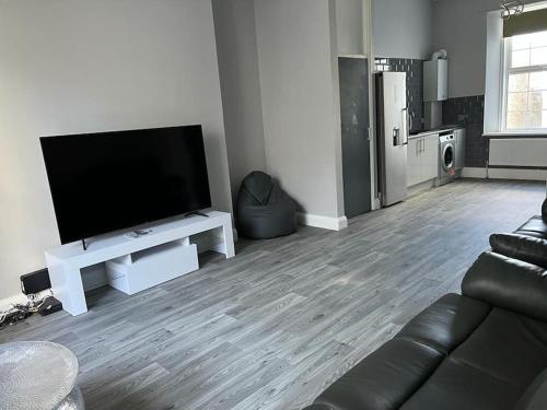 TV a/nebo společenská místnost v ubytování 3 Bedroom Self Contained Ground Floor Flat With Parking