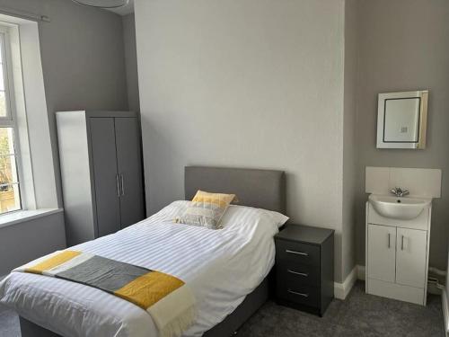 Postel nebo postele na pokoji v ubytování 3 Bedroom Self Contained Ground Floor Flat With Parking