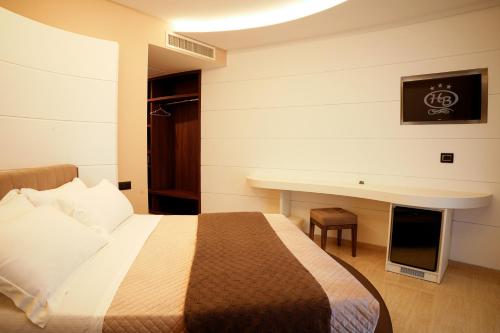 a hotel room with a bed and a desk at Hotel Bellavista in Marina di Varcaturo