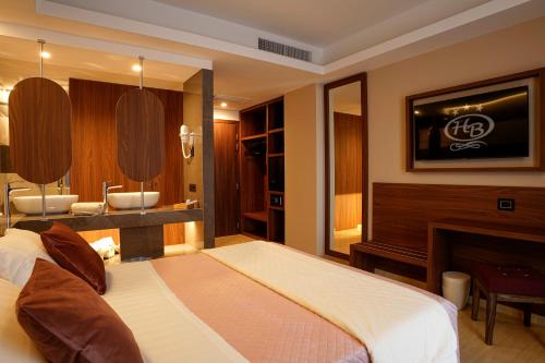a bedroom with a bed and a bathroom with a sink at Hotel Bellavista in Marina di Varcaturo